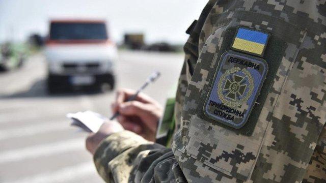 Ексголову Держприкордонслужби та двох його підлеглих підозрюють у системному хабарництві