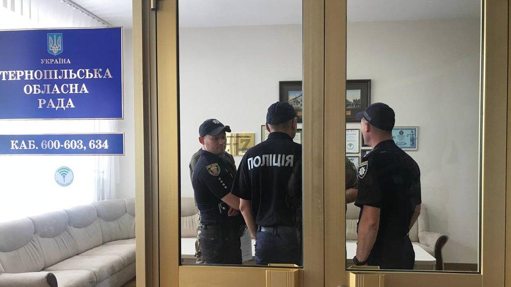 Правоохоронці в приміщенні Тернопільської обласної ради. Фото: Суспільне Тернопіль