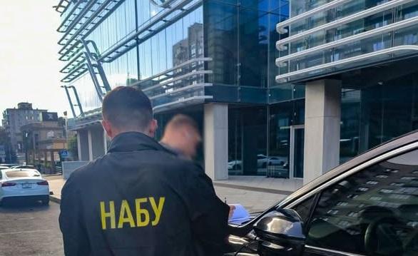 Detention of a defense ministry official. Photo by the NABU