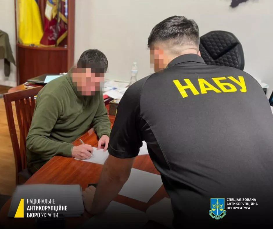 Детективи НАБУ повідомляють Юрія Щиголя про підозру. Фото НАБУ
