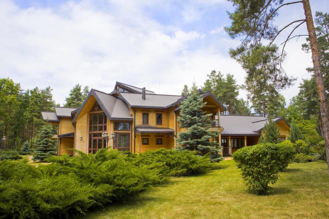 The Khonka hunting lodge in Sukholuchchia. Photo credit: Lindasky76 / Depositphotos