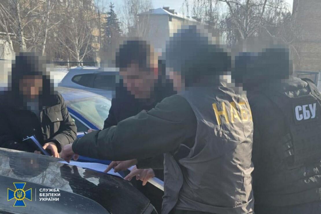 Notice of suspicion served on Anatolii Hunko. Photo credit: NABU